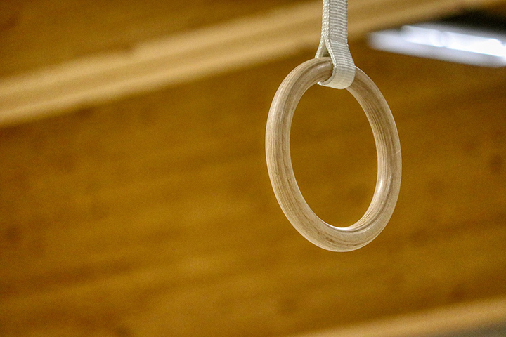 En romersk ring som hänger i en gymnastikhall.