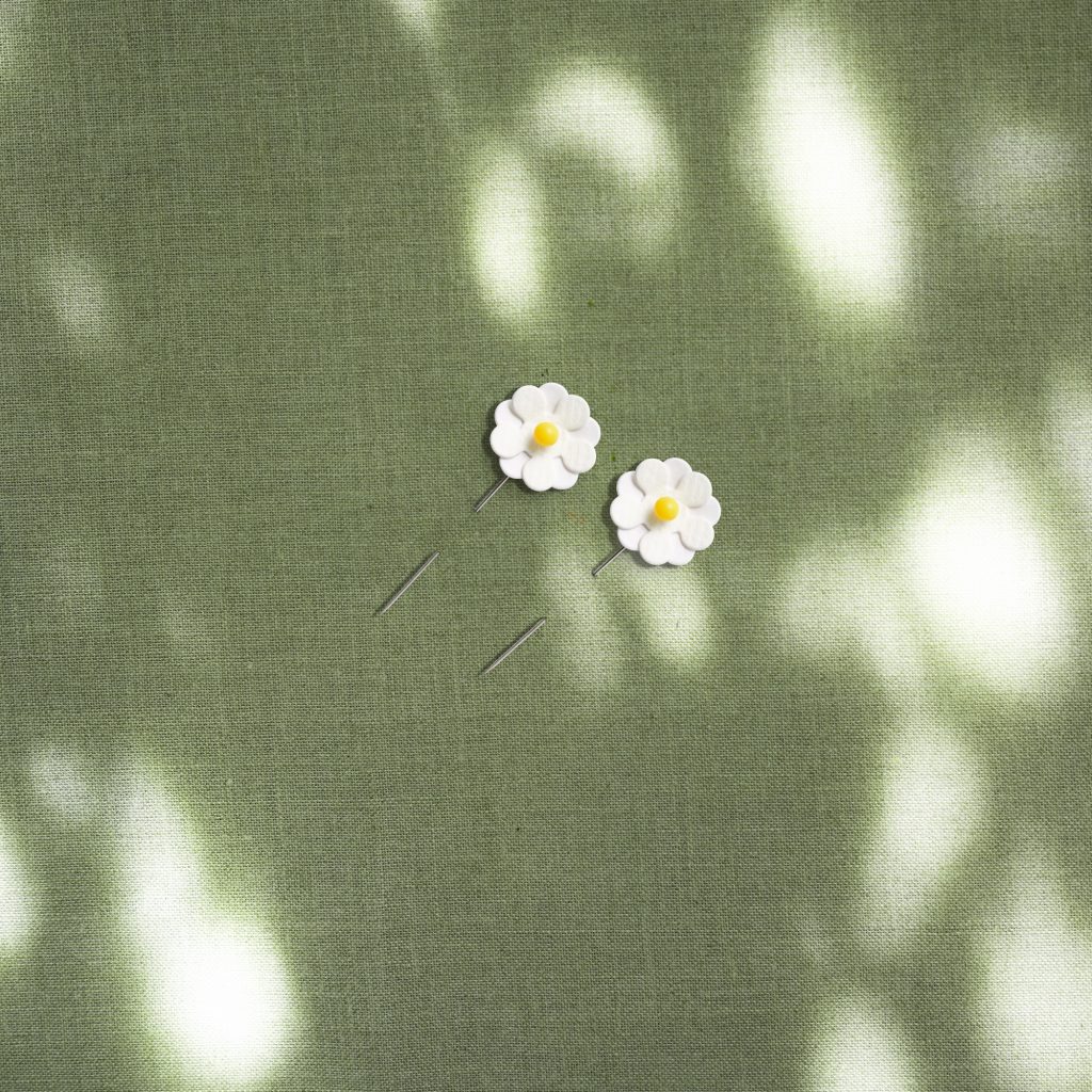 Majblomman 2022 är vit och gul.