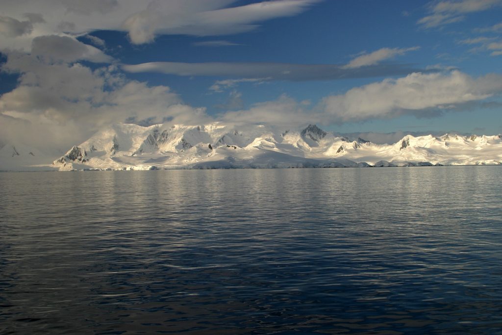 Bild på is och hav i Antarktis.